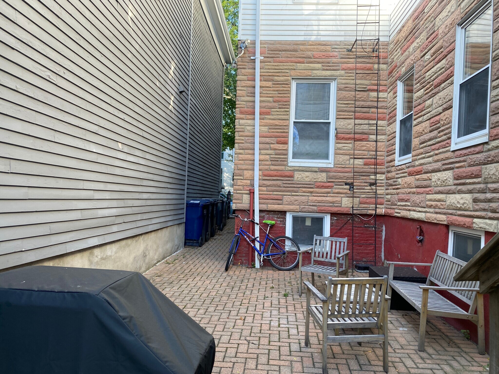 Building Photo - 114 Thorndike St