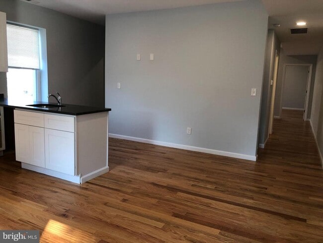 Building Photo - 441 Leverington Ave