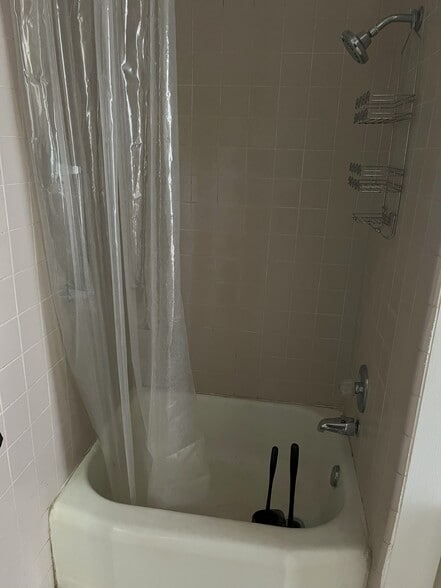 Bathroom tub - 220 Nichols St