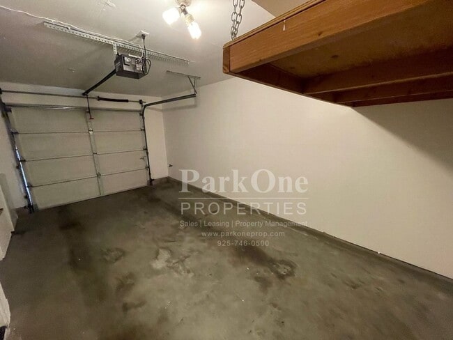 Building Photo - Great Townhouse in Livermore Available Now!