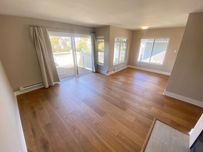 Building Photo - Advent - Low Deposit Bright Top Floor Condo!