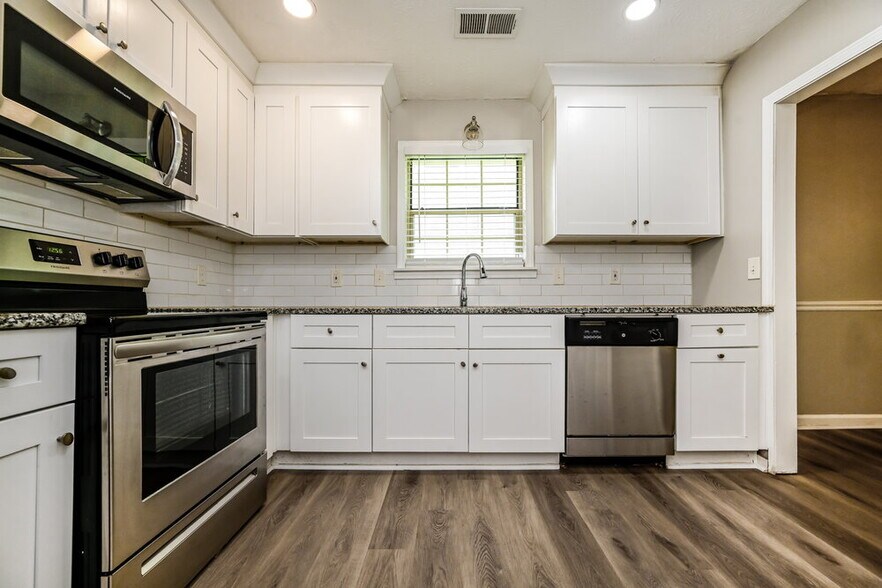 Building Photo - 2921 Sunset Ct