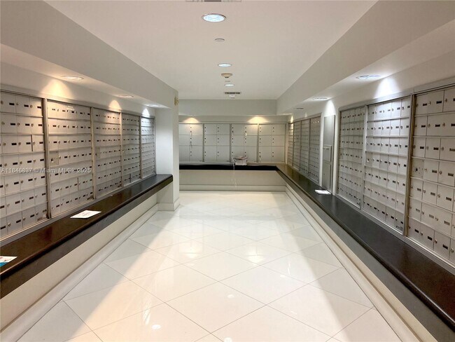 Building Photo - 1800 N Bayshore Dr