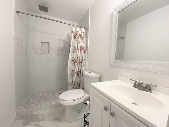 Building Photo - 3Bed/2 Bath Well kept and Upgraded! ( Mcal...