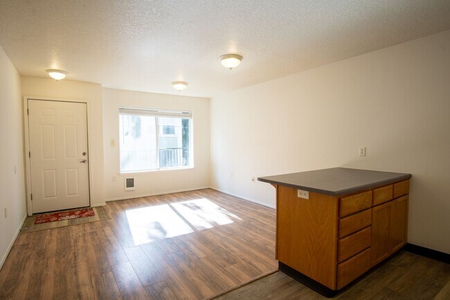 Building Photo - Top Floor 1Bdr w/Modern Appliances + Washe...
