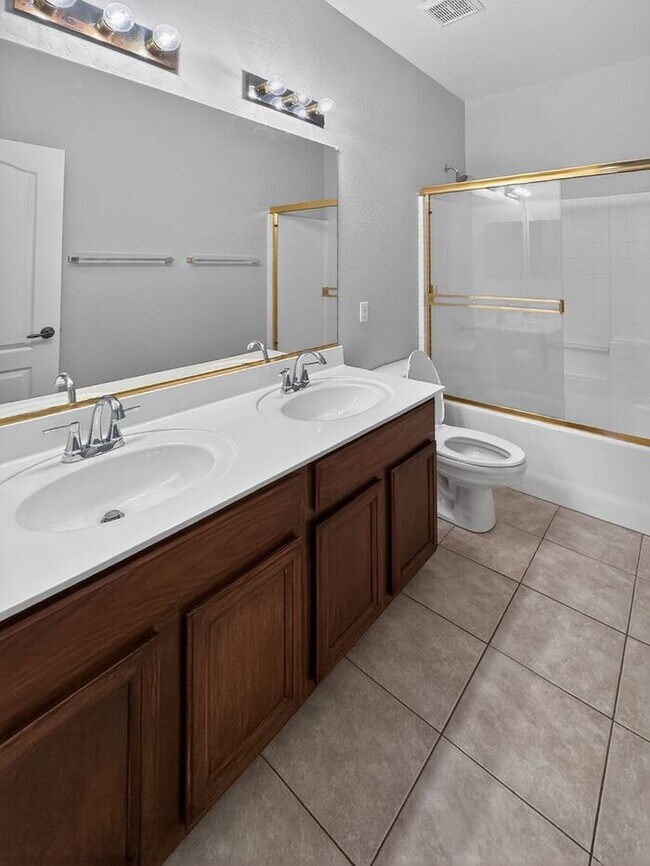 Building Photo - Charming 4 Bedrooms/ 3.5 Bath Home in Desirable Fox Crossing!!