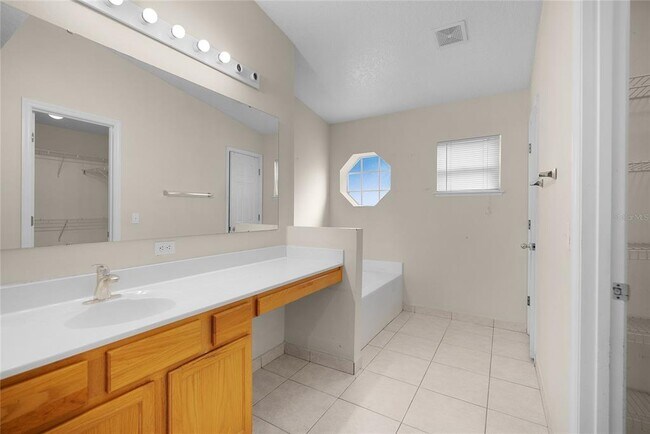 Building Photo - 265 Jocelyn Dr