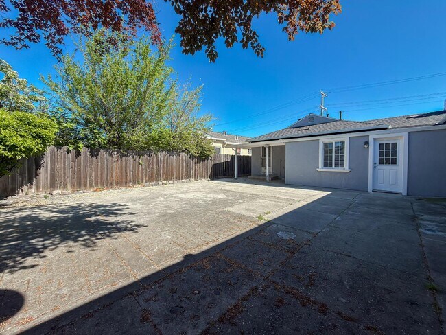 Building Photo - 15935 Paseo Largavista