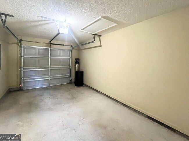 Building Photo - 317 Lake View Dr