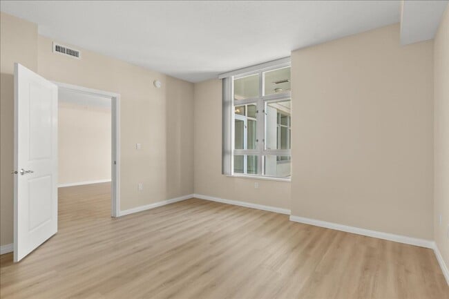 Building Photo - Move-In ready 1 Bed + Den in Discovery on Cortez Hill in Downtown