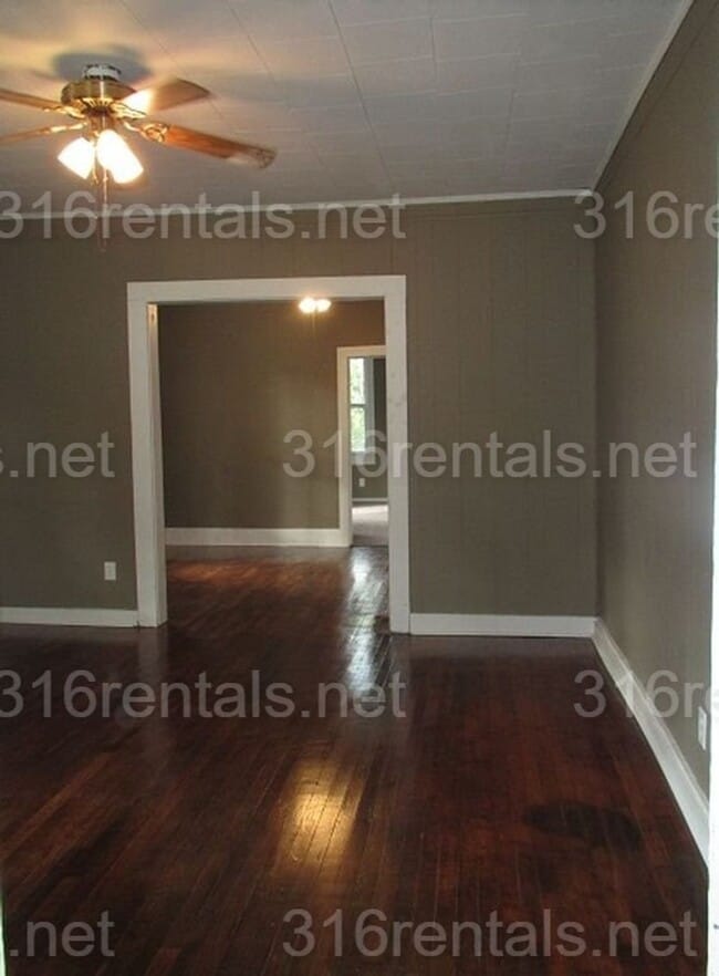 Building Photo - $849 - 3 bed 1 bath - Single Family Home