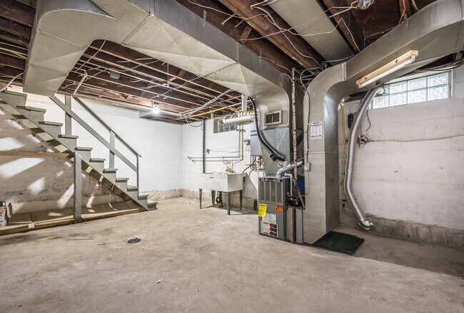 Building Photo - Stunning 2 bedroom home in Brookline available now!