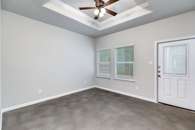 Building Photo - 926 Country Club Dr