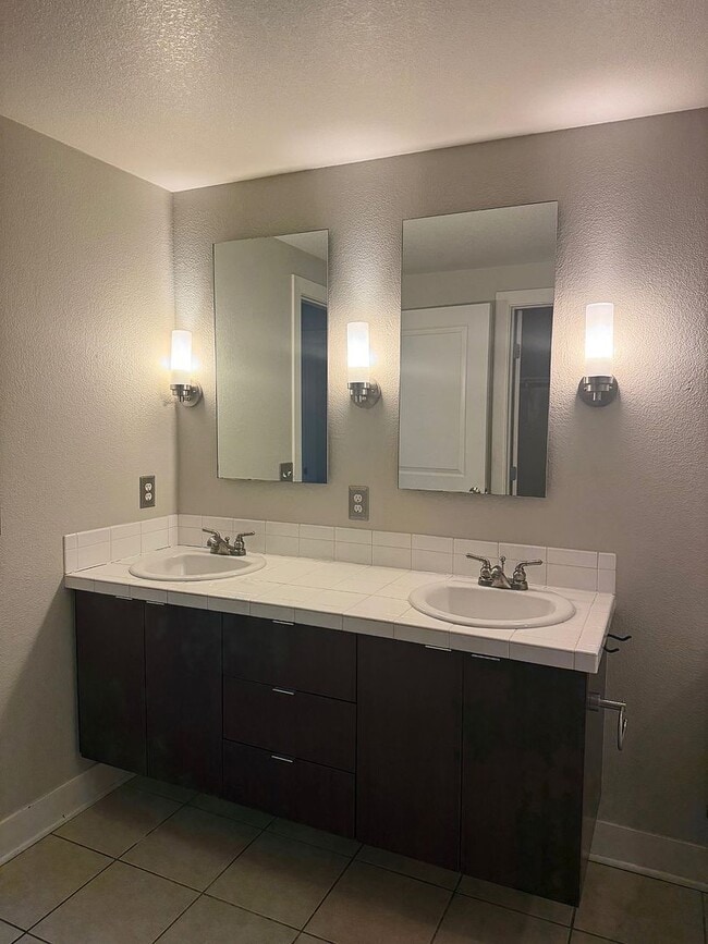 Building Photo - 2-Bedroom, 2 Bath Unit for Rent in Denver, CO | Fitness center & Modern Kitchen
