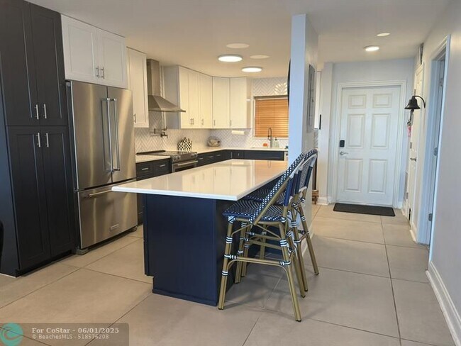 Building Photo - 3051 NE 48th St
