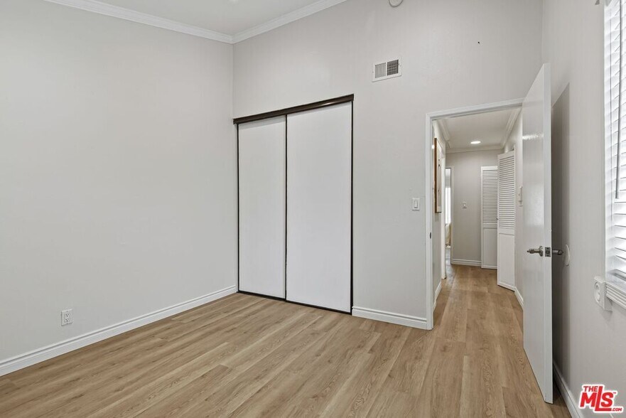 Building Photo - 620 W Hyde Park Blvd