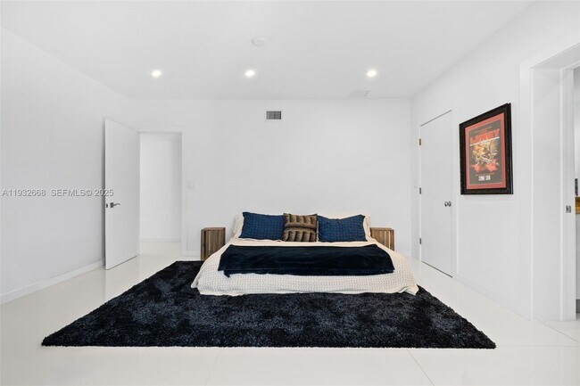 Building Photo - 5055 N Bay Rd