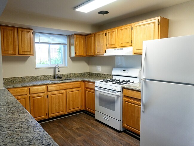 Kitchen - 1663 N Forest Park Ave