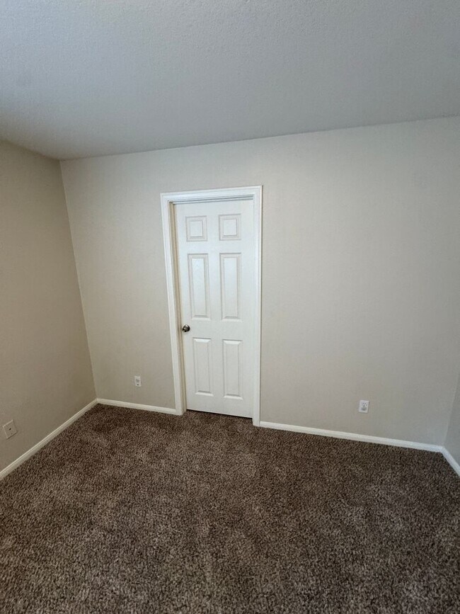 Building Photo - Spacious Lakeview Home with Loft & Community Amenities