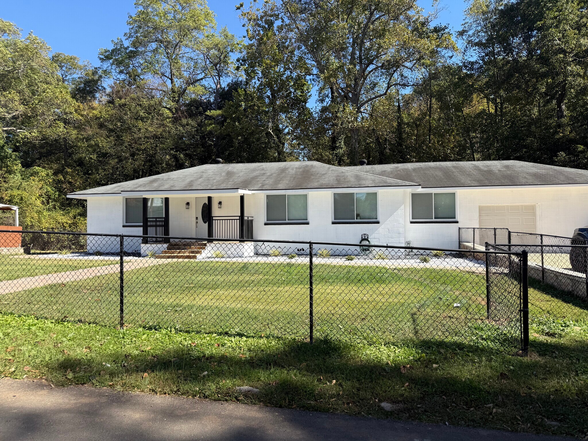 Building Photo - 961 Eastside Dr SE