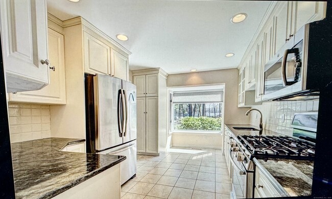 Building Photo - 136 Tunxis Village