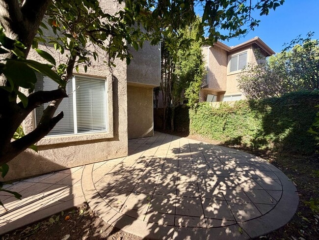 Building Photo - 3 be 2 bath Beautifully Updated Home in Gated Community