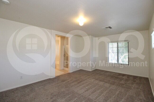 Building Photo - 3834 E Santa Fe Ln