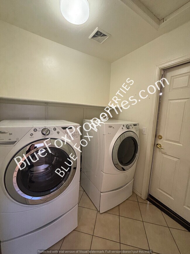 Building Photo - 7135 S Oakbank Dr
