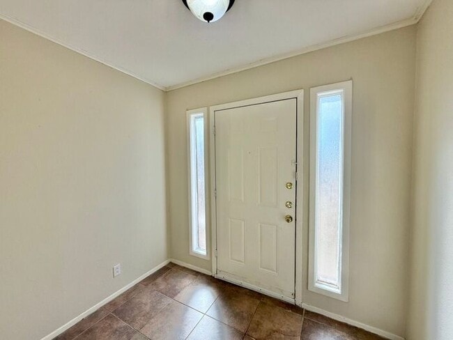 Building Photo - Tour Today! Spacious 3 Bed, 2.5 Bath Duplex