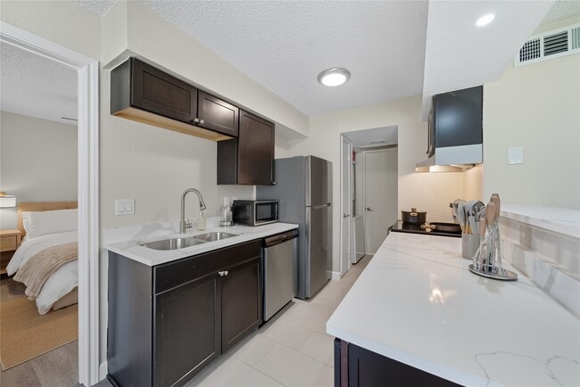 Building Photo - 2750 Holly Hall St