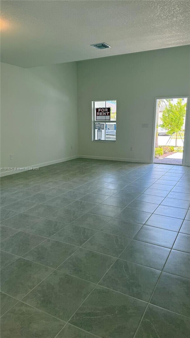 Building Photo - 2984 SE 23rd Ave