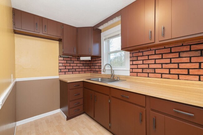 Building Photo - 45 Thatcher St