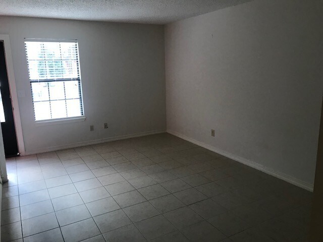 Building Photo - Excellent Town Home Near Campus!