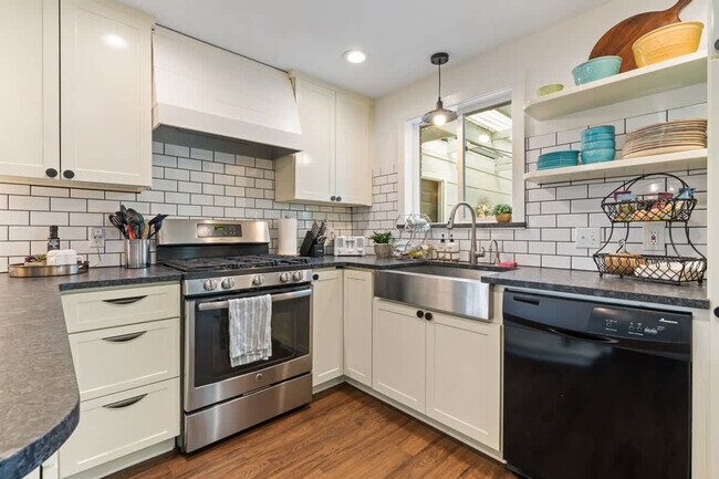 Building Photo - 3413 W Sunset Ave