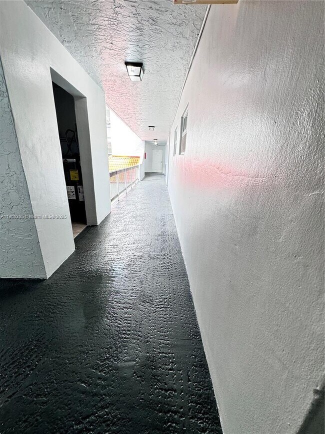 Building Photo - 9441 Evergreen Pl