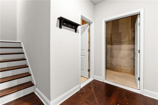 Building Photo - 156 Adams Cir