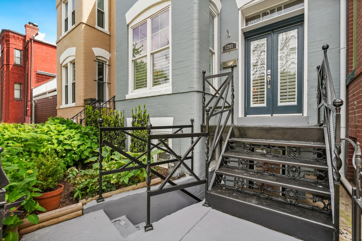 Building Photo - 1241 G St NE