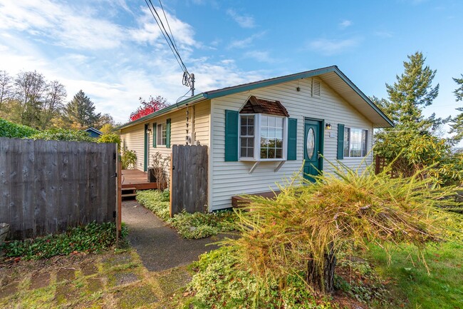Building Photo - Charming 2-Bedroom Home with Bonus Room Ne...