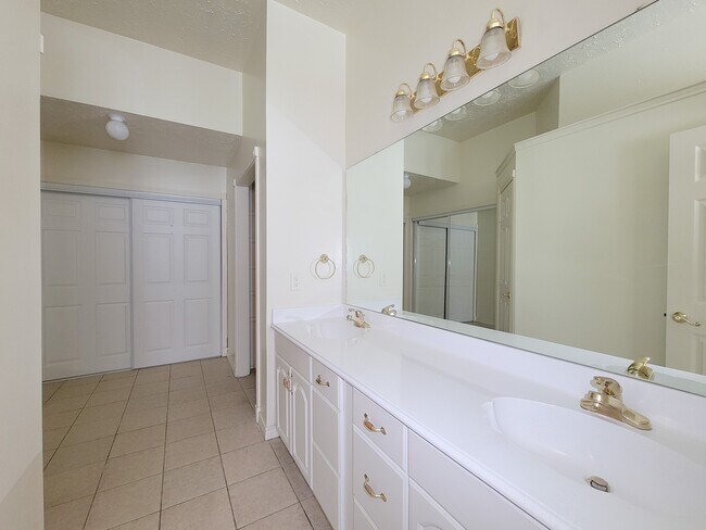 Building Photo - 2118 Creekshire Dr