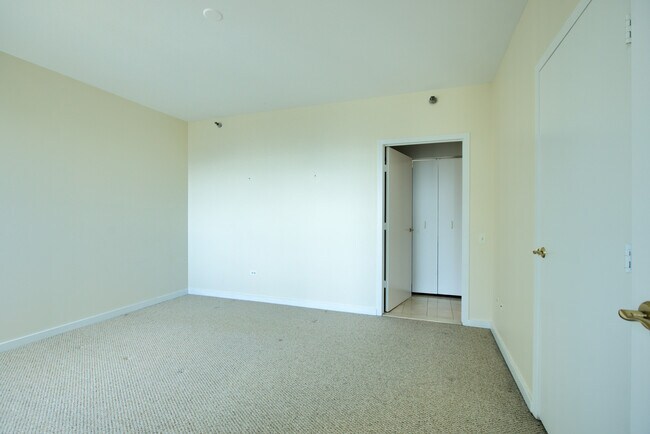 Building Photo - 57 E Delaware Pl