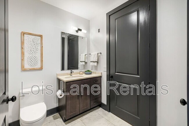 Building Photo - 5 Gadsdenboro St