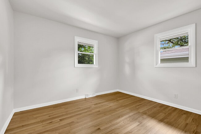 Building Photo - 834 Harding Ave