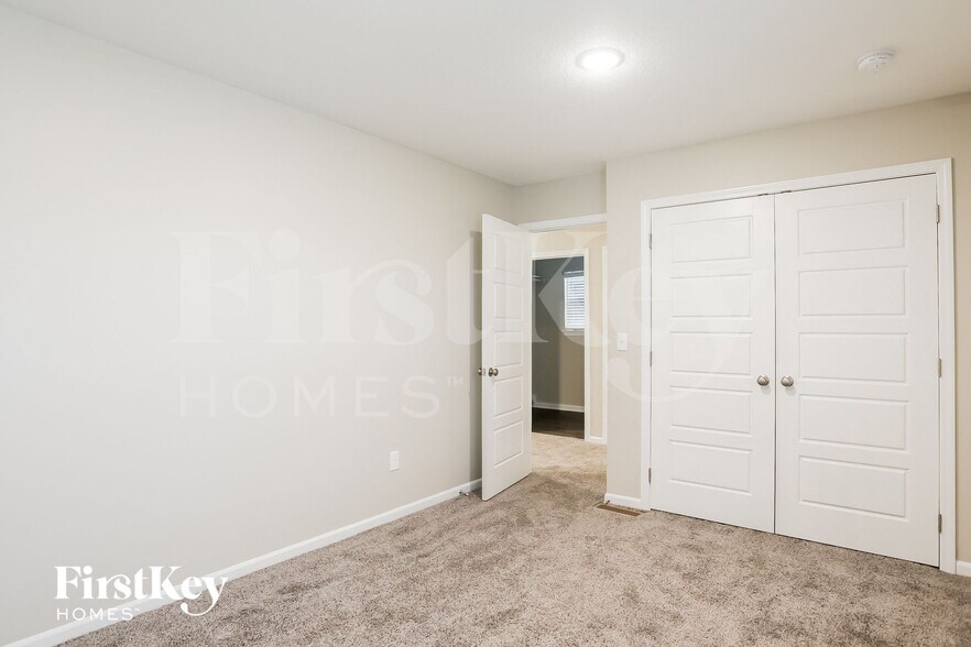 Building Photo - 5015 N Wheeling Ave