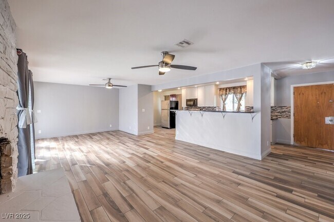 Building Photo - 3701 Pyramid Dr