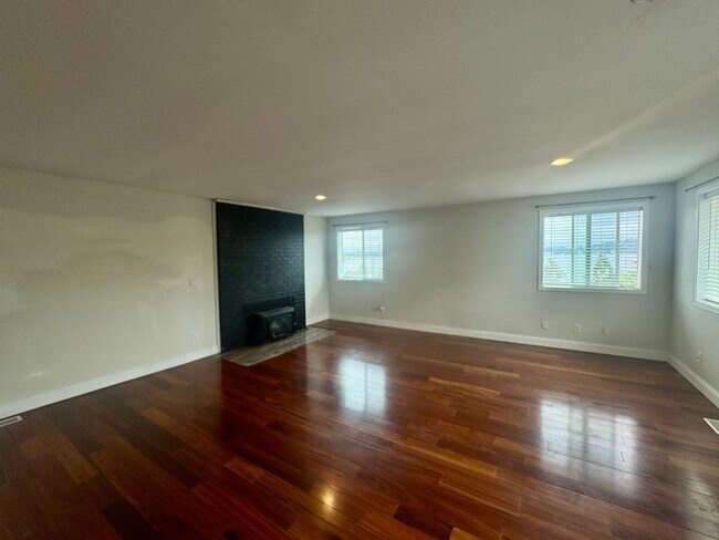 Building Photo - Must See Home!!