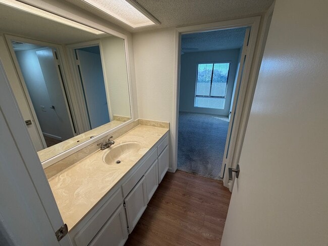 Building Photo - 2 bedroom | 1 bathroom | Arden-Arcade Condo Available Now!
