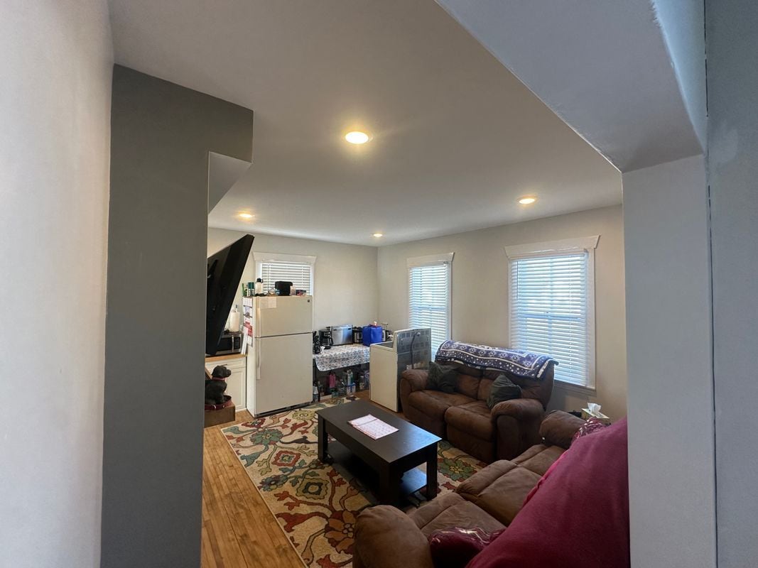 Building Photo - 321 Harrison St W