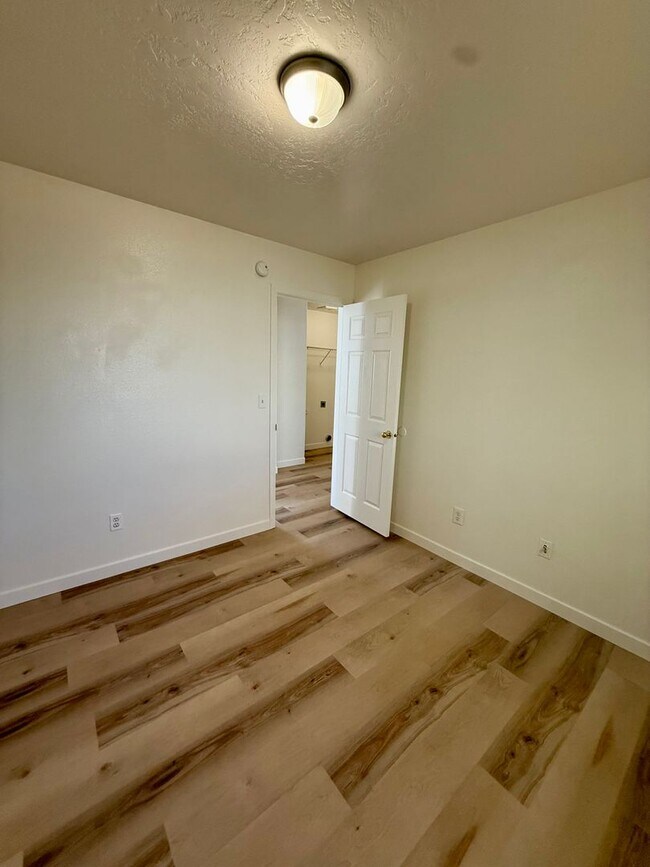 Building Photo - 3 bed 1 bath duplex