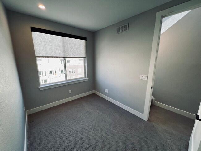 Building Photo - 1581 Grove St