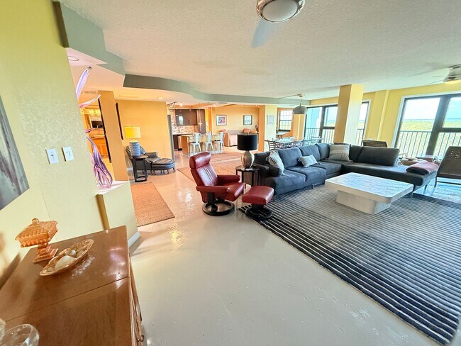 Primary Photo - Huge Loft-Style 1 bed 1.5 Bath for Rent in...